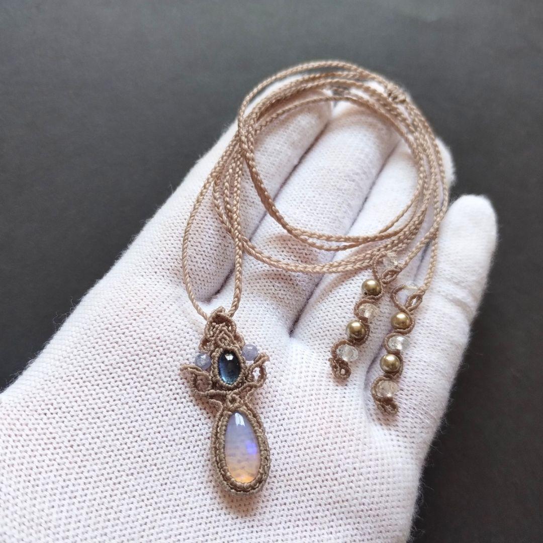 【あさ】オパール&サファイヤのマクラメ編みネックレス　ペンダント　天然石