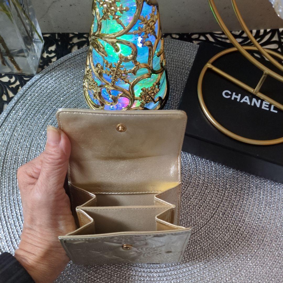 CHANEL ゴールド三つ折り財布 箱付き