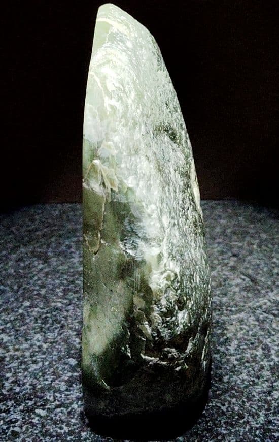 ★翡翠原石★幻の翡翠【秩父軟玉・三沢ヒスイ2面カット663ｇ】