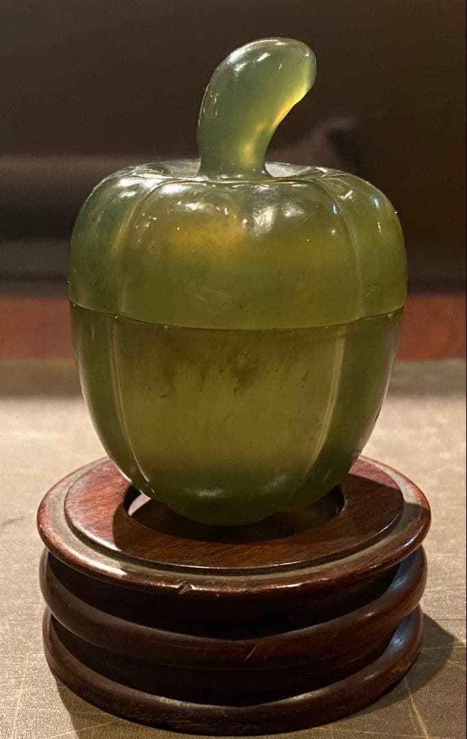 古翡翠 和田玉・鑑賞台付・ヴィンテージ　レア ・オブジェ・鼻煙壺 ・台湾茶器