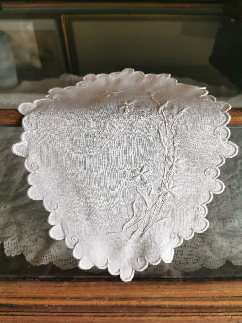 アンティーク フランス カワラナデシコと蝶の立体手刺繍 スカラップリネンランナー