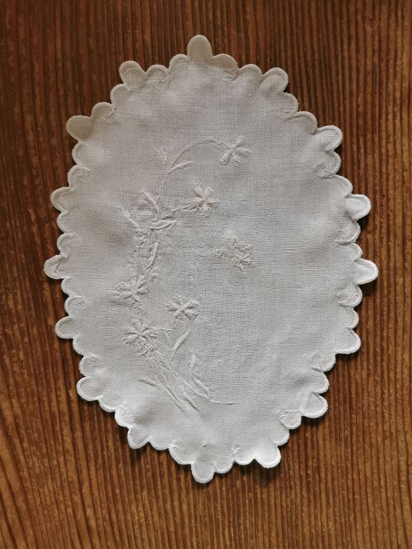 アンティーク フランス カワラナデシコと蝶の立体手刺繍 スカラップリネンランナー