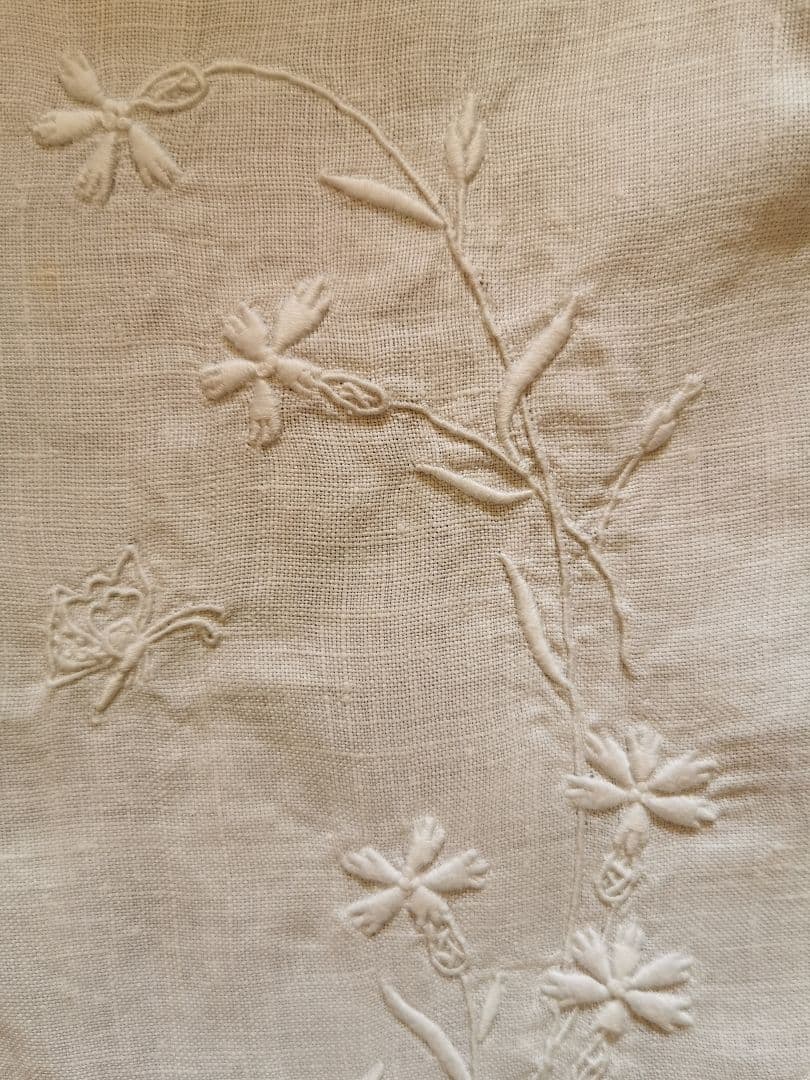 アンティーク フランス カワラナデシコと蝶の立体手刺繍 スカラップリネンランナー