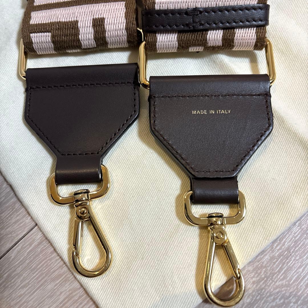 フェンディ ストラップユー ズッカ柄 ピンク×ブラウン色