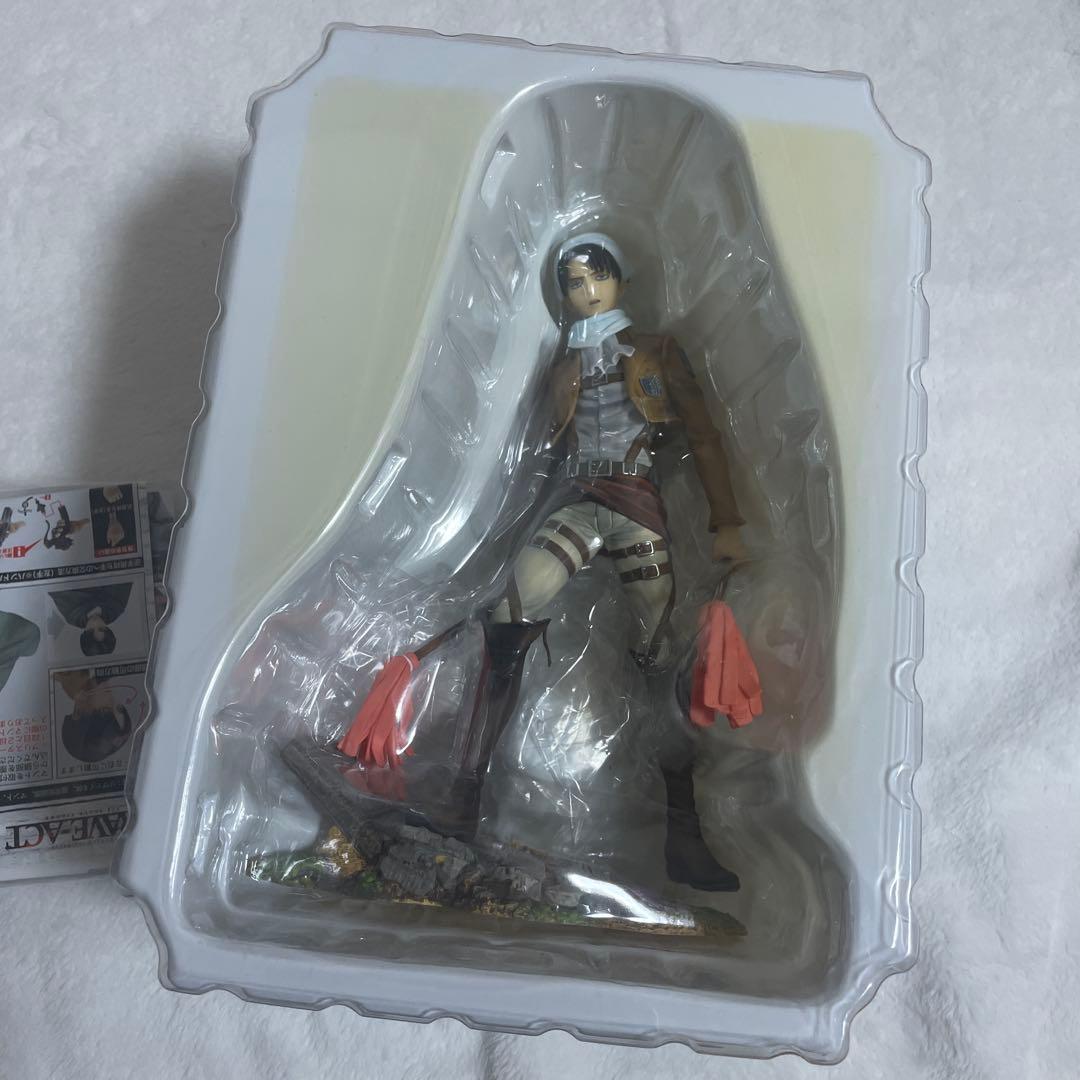 進撃の巨人　リヴァイ　エレン