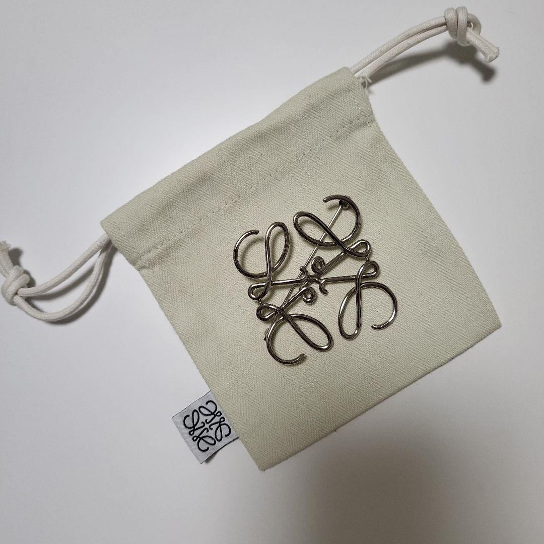 【まーみん】[未使用の袋付き] LOEWE アナグラムブローチ シルバー