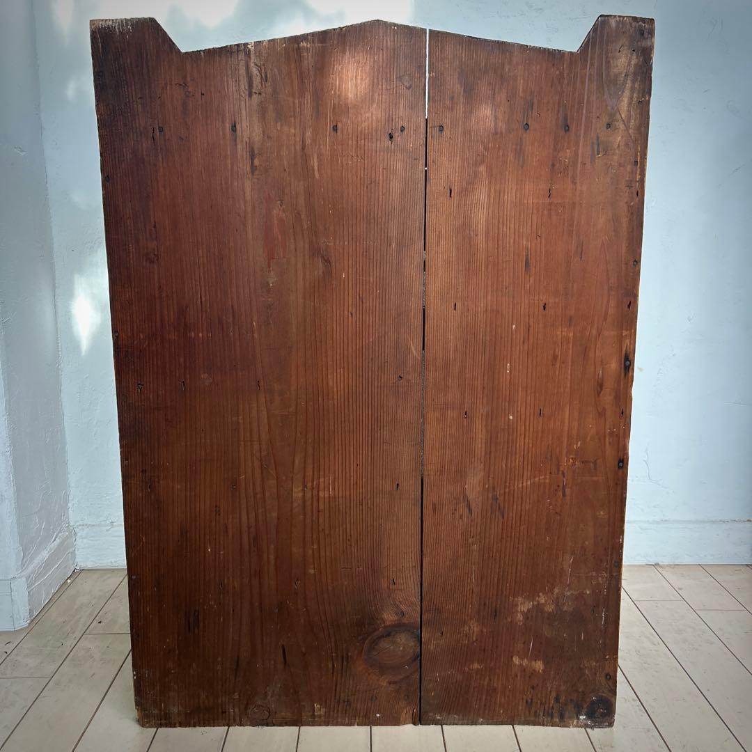 小柄な古家具の棚