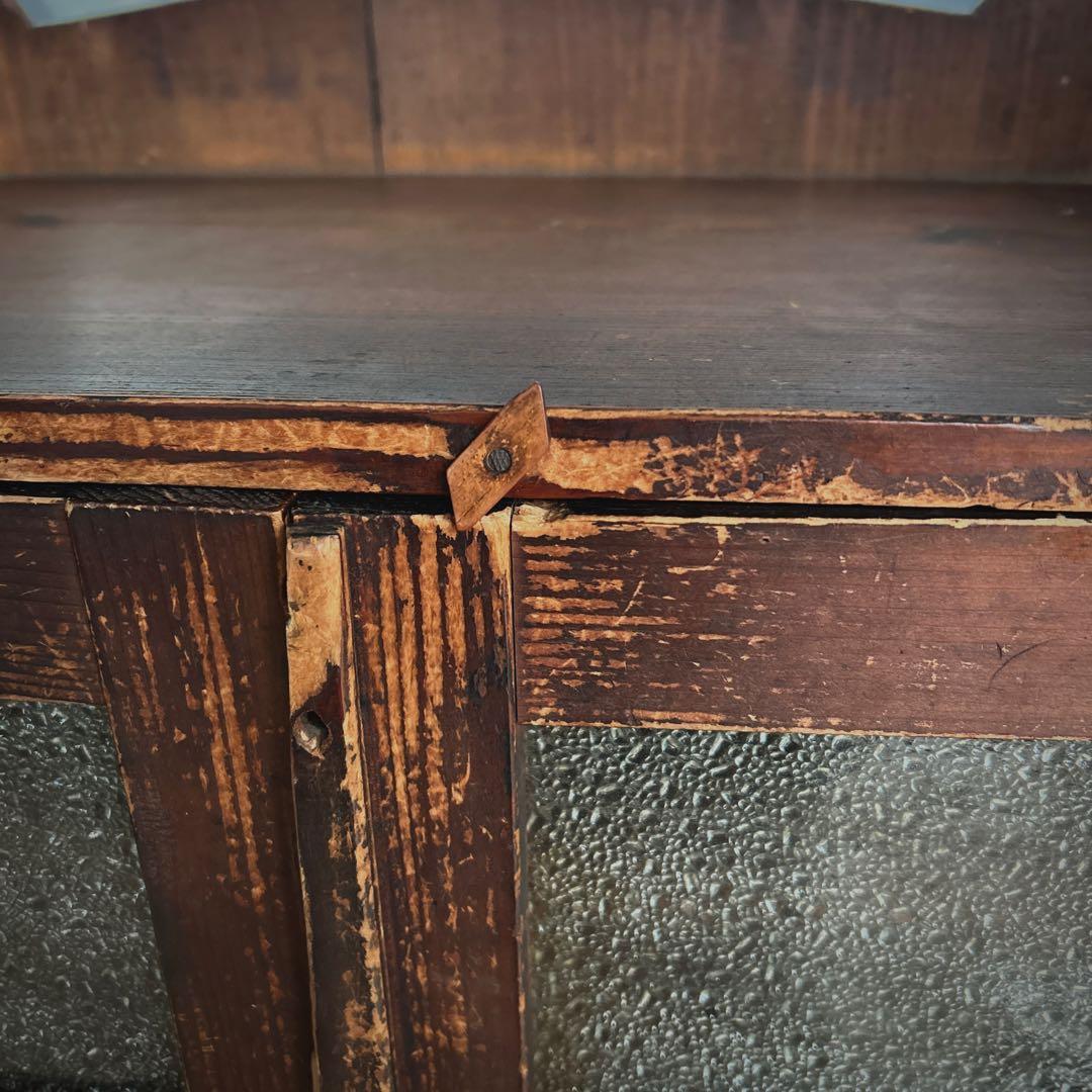 小柄な古家具の棚