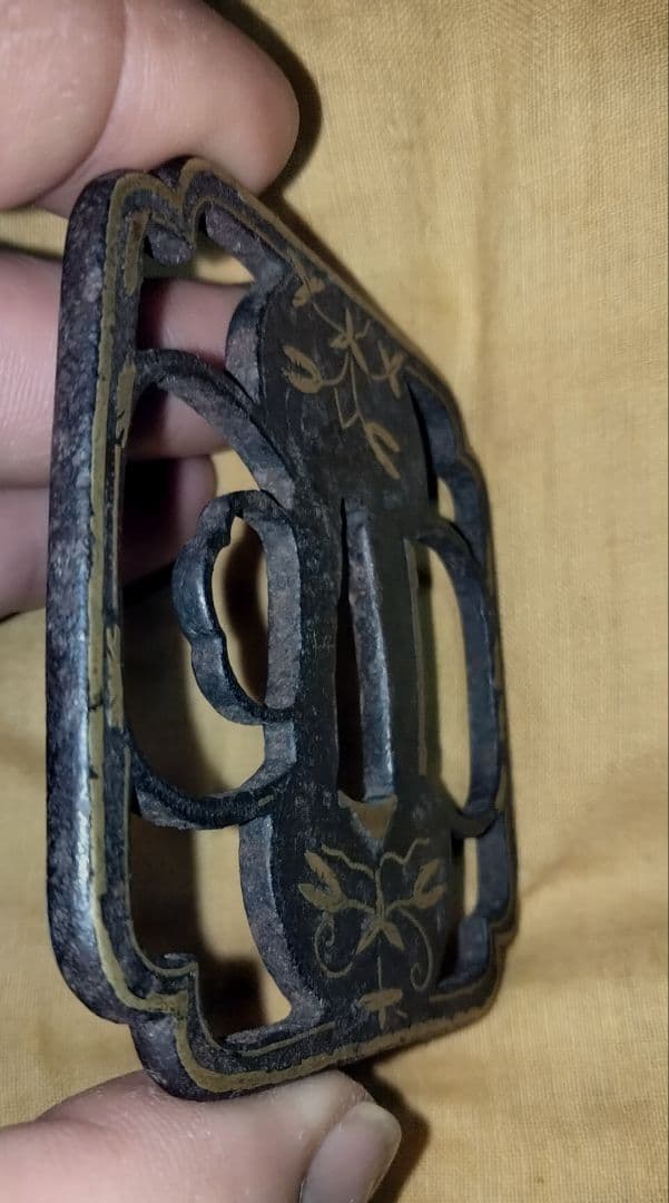 鉄鍔　鐔　(応仁　勝軍草象嵌隅切木瓜大透)　室町〜桃山時代　佐藤寒山先生識箱付き