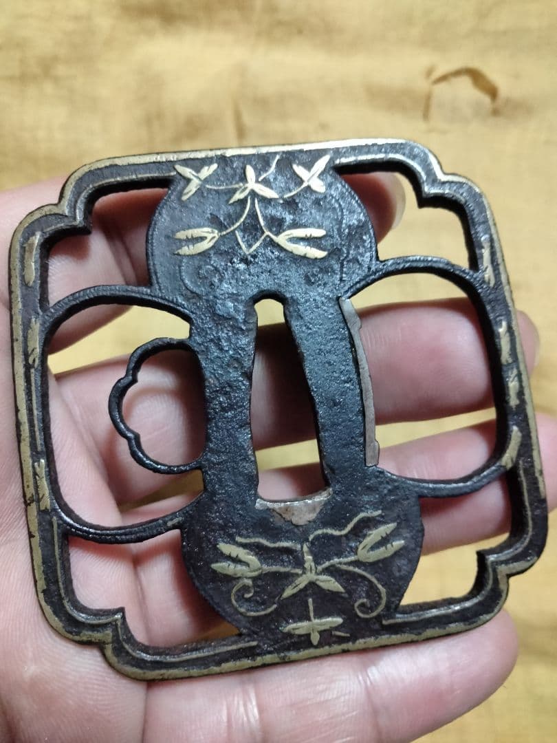 鉄鍔　鐔　(応仁　勝軍草象嵌隅切木瓜大透)　室町〜桃山時代　佐藤寒山先生識箱付き