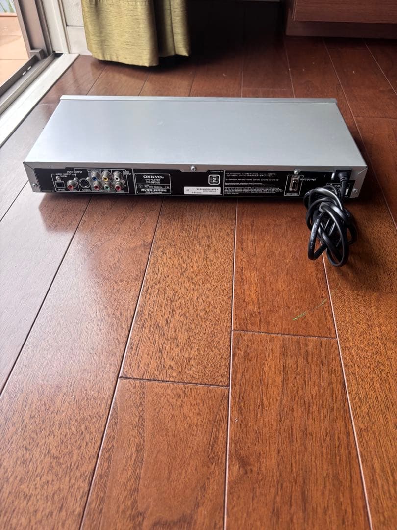 AVアンプ、サブウーファー、DVDプレーヤー、ケーブルセットのオーディオシステム