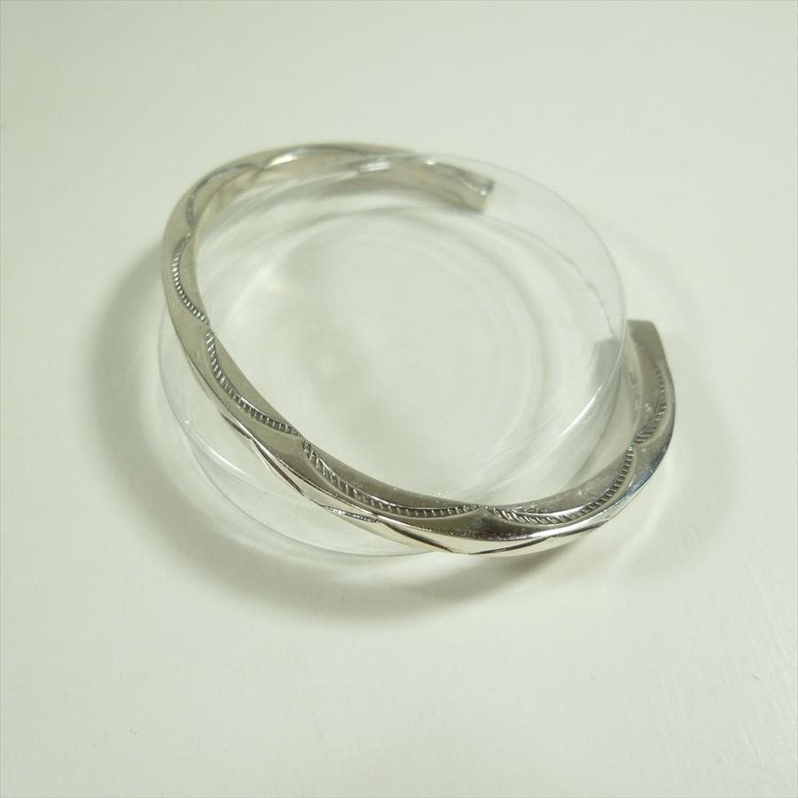 Navajo Elaine Tahe 3面スタンプ ワークバングル Ⅱ