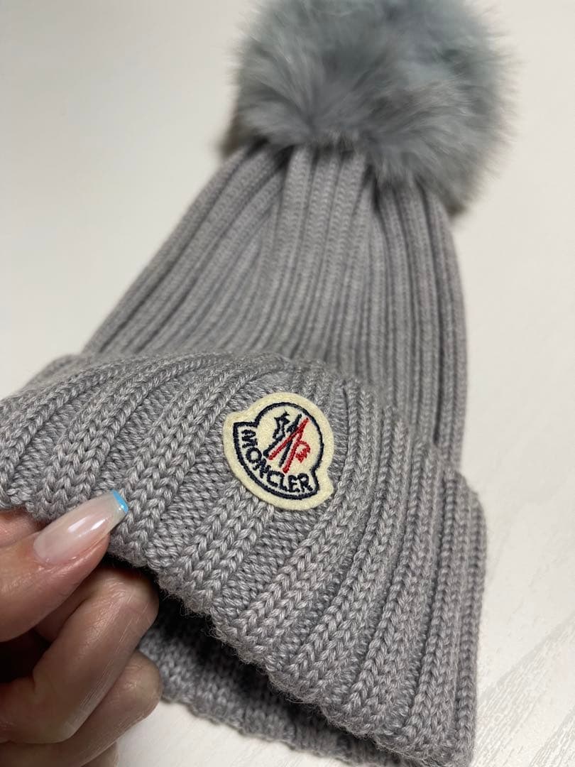 MONCLER グレー ファー付きニット帽