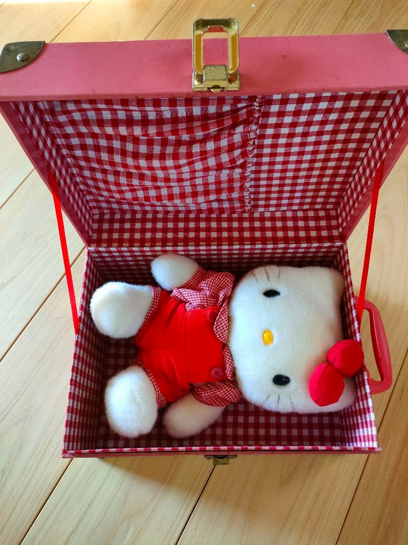ハローキティ　トランクケース（ぬいぐるみ付き）