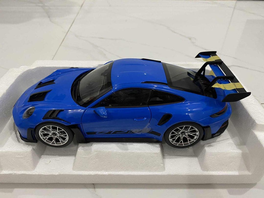 ポルシェ 911 GT2 RS 1/18 ミニカー 青