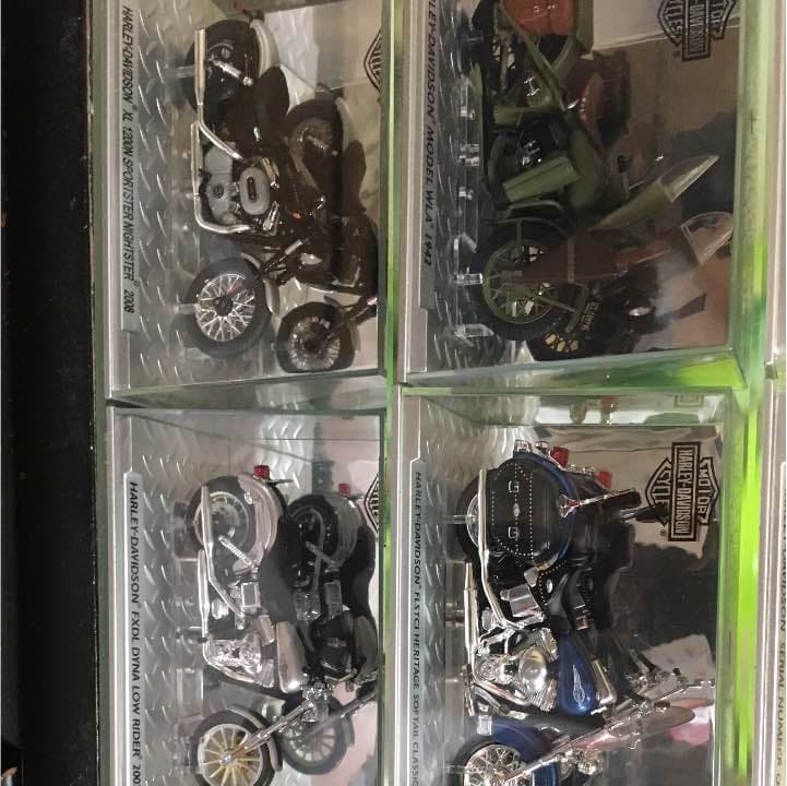 ハレーダビットソン12台ガラスケース入り❗️