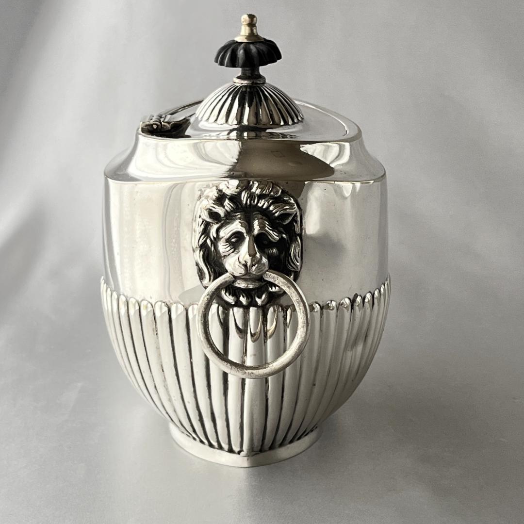 【英国】ライオンマスク ティーキャディ / ビスケットケース【シルバープレート】