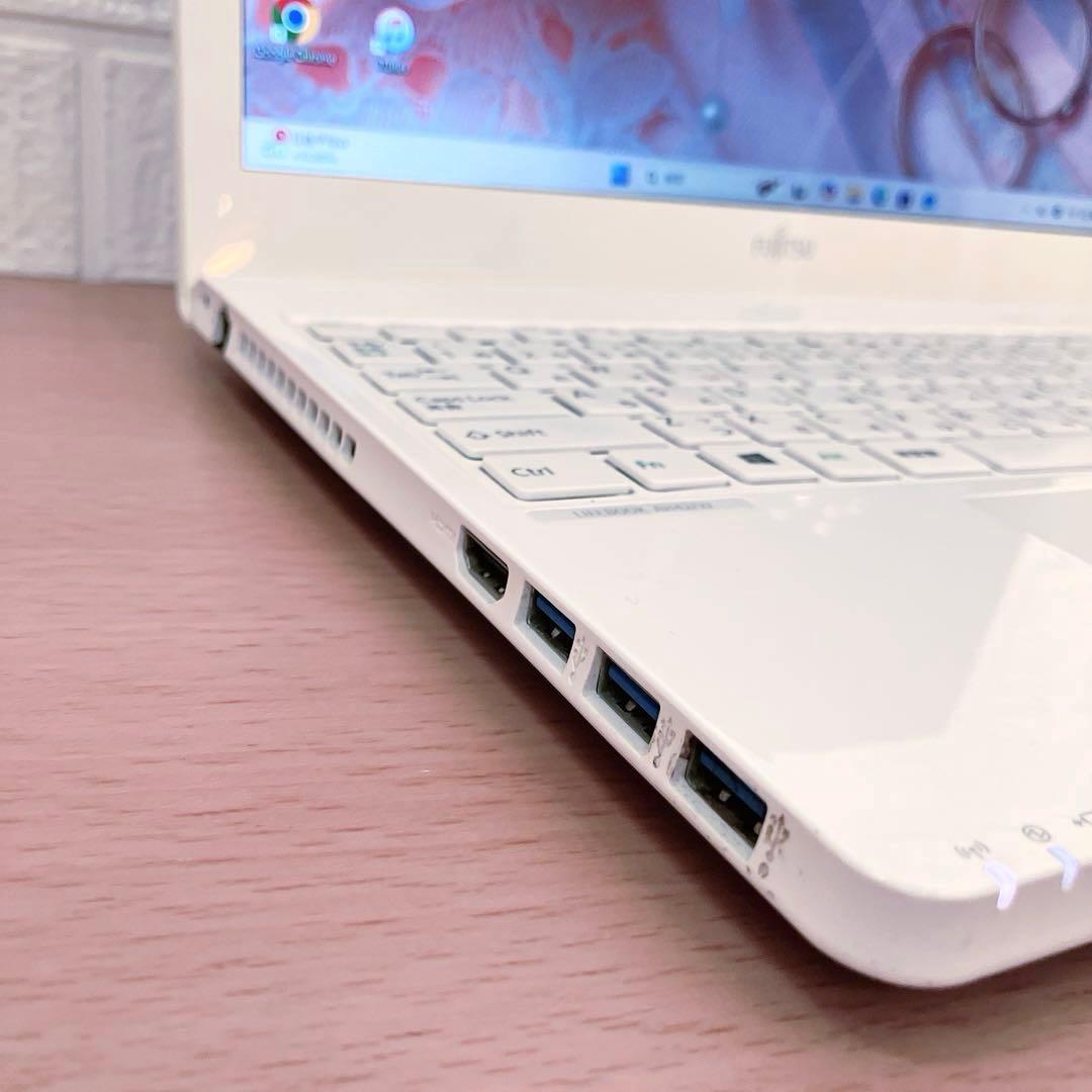 Windows11✨SSDで快適☘️カメラ付すぐ使える白ノートパソコン