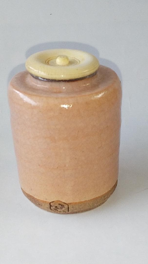 紅志野茶入 京玉欽 作 仕覆 松竹梅変わり市松 茶道具 共箱 美品 です。