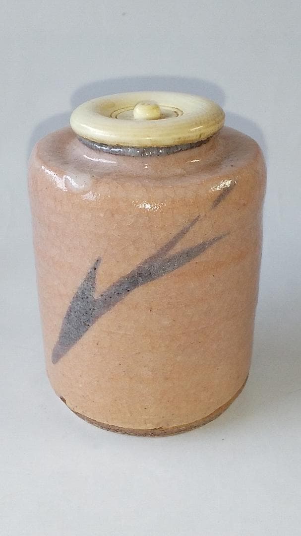 紅志野茶入 京玉欽 作 仕覆 松竹梅変わり市松 茶道具 共箱 美品 です。