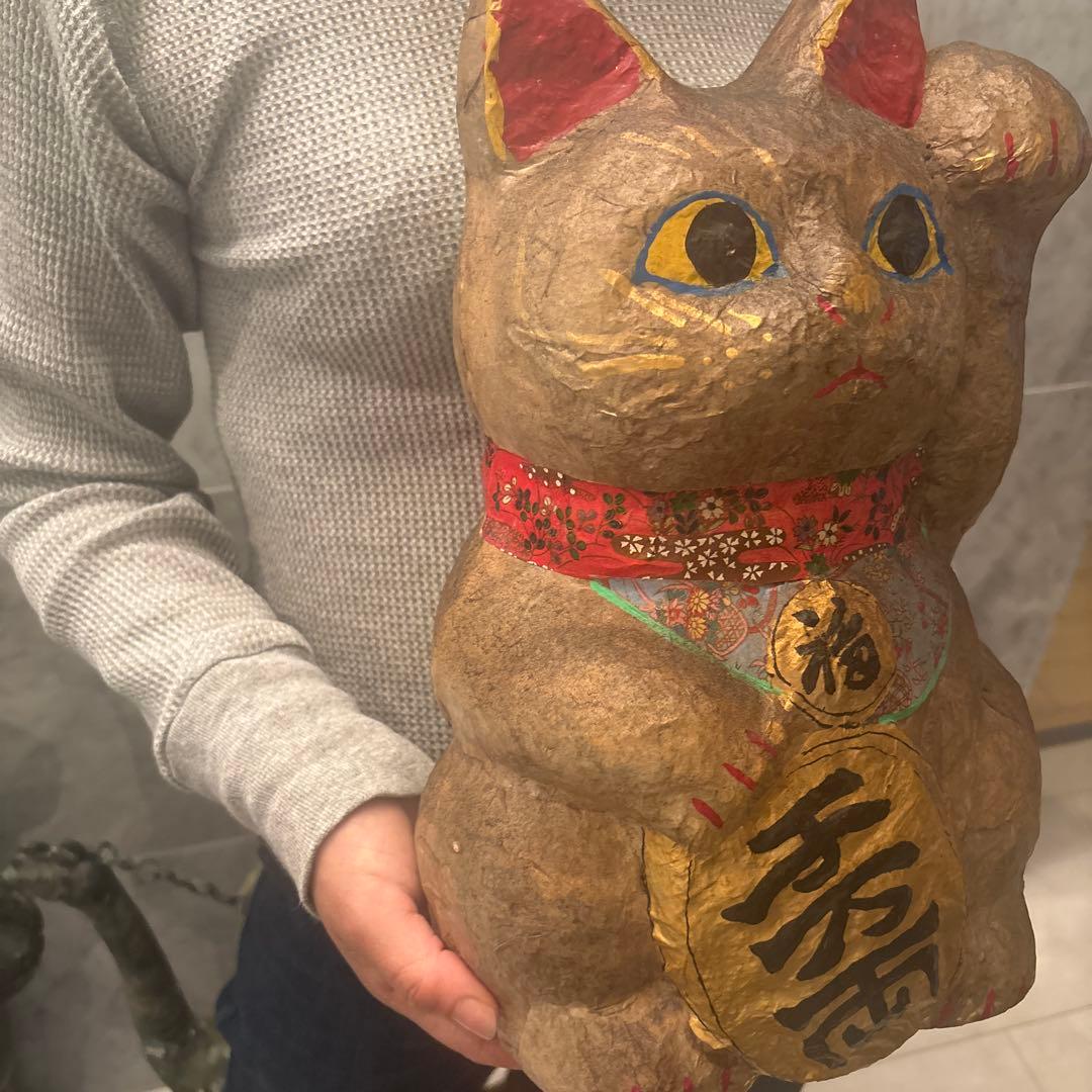 青が散る様ヴィンテージ大きな瞳や繊細に描かれた花模様の前掛けが美しい張子の招き猫