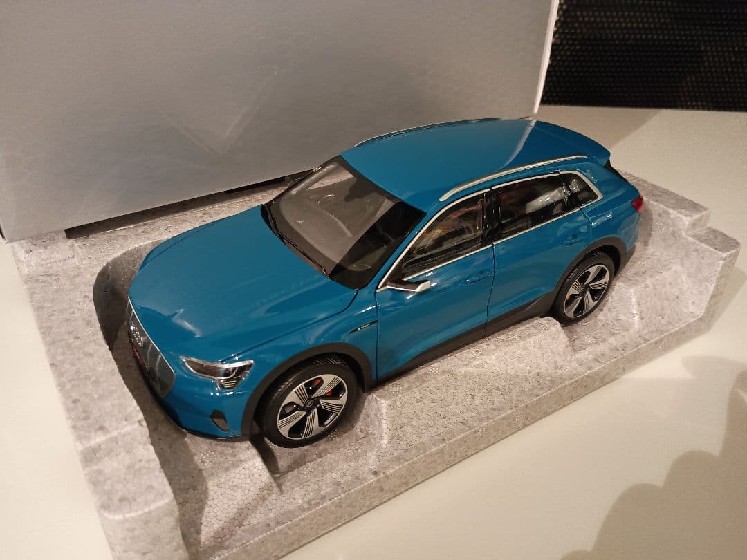 ノレブ NOREV 特注品 アウディ Audi e-tron 1/18