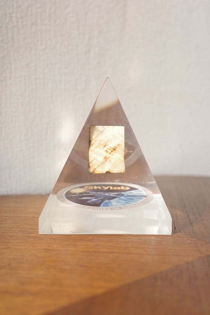 希少 Skylab NASA 実物デブリ アクリル ピラミッド オブジェ/アート