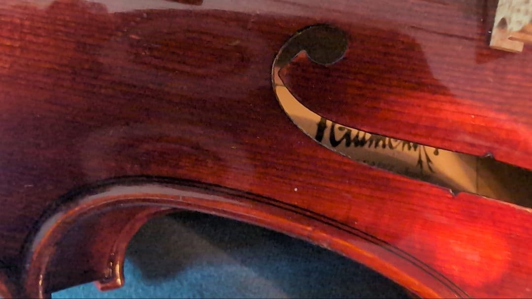 バイオリン本体 、弓、ケースほか　カバーにアーティストの直筆サイン有り