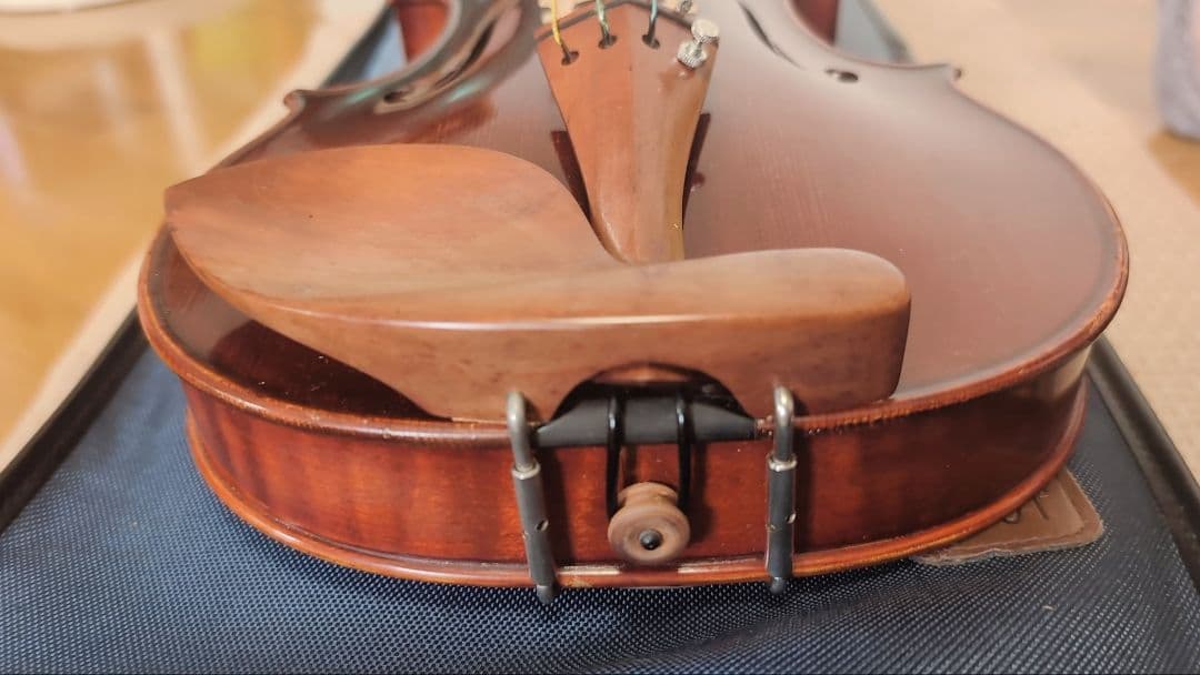 バイオリン本体 、弓、ケースほか　カバーにアーティストの直筆サイン有り