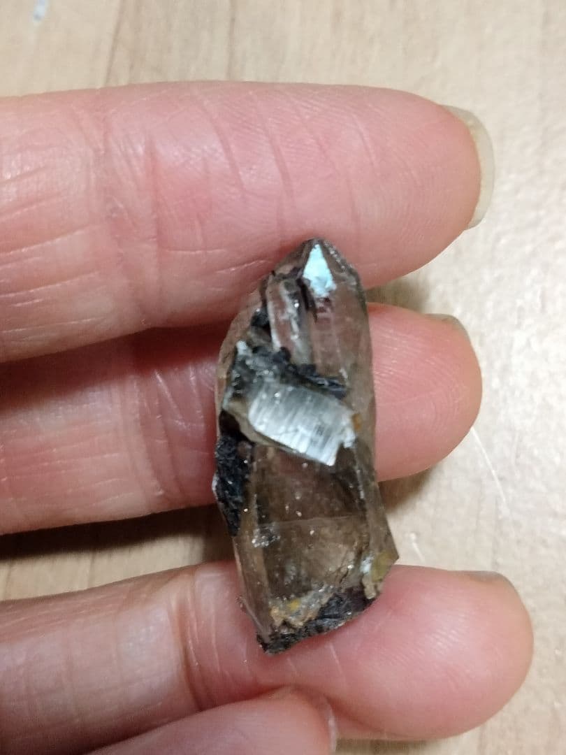 国産鉱物　山梨県　塩山竹森山　天然水晶　　トルマリン入り水晶　 番号1006