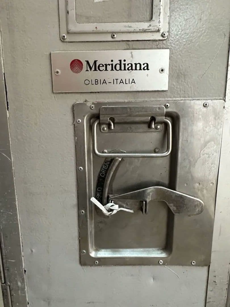 Meridiana航空　イタリア　ミールカート　フルサイズ 機内カート