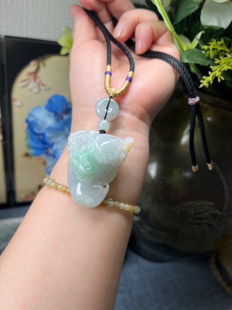 新入荷‼️御守り❣️天然A貨翡翠　希少の3色翡翠、開運龍神様の頭　鑑定書付き