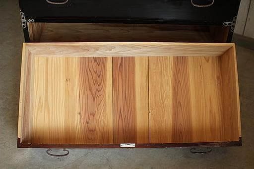 古い木製のチェスト　引き出し3段