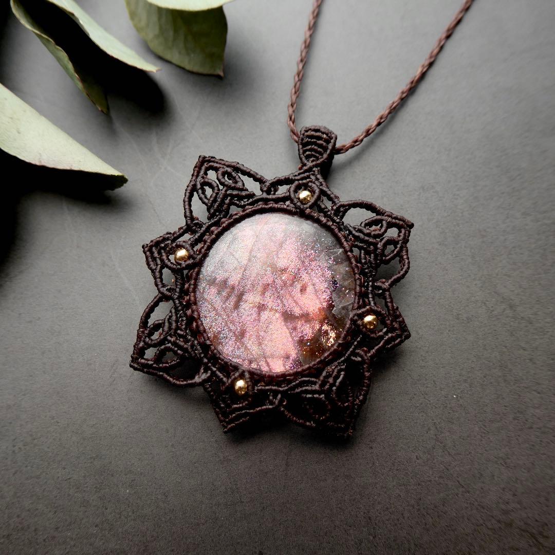 レアカラーサンストーンのマクラメネックレス