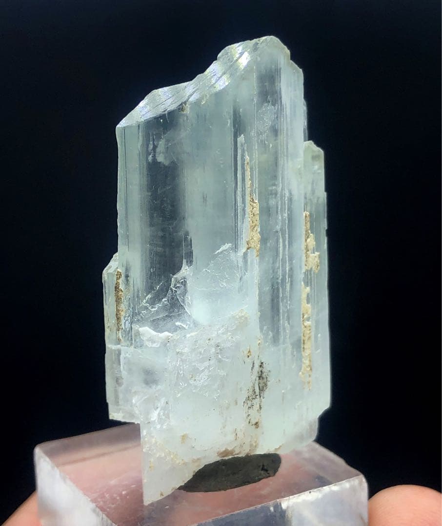 天然のライトグリーンクンツァイトクリスタル