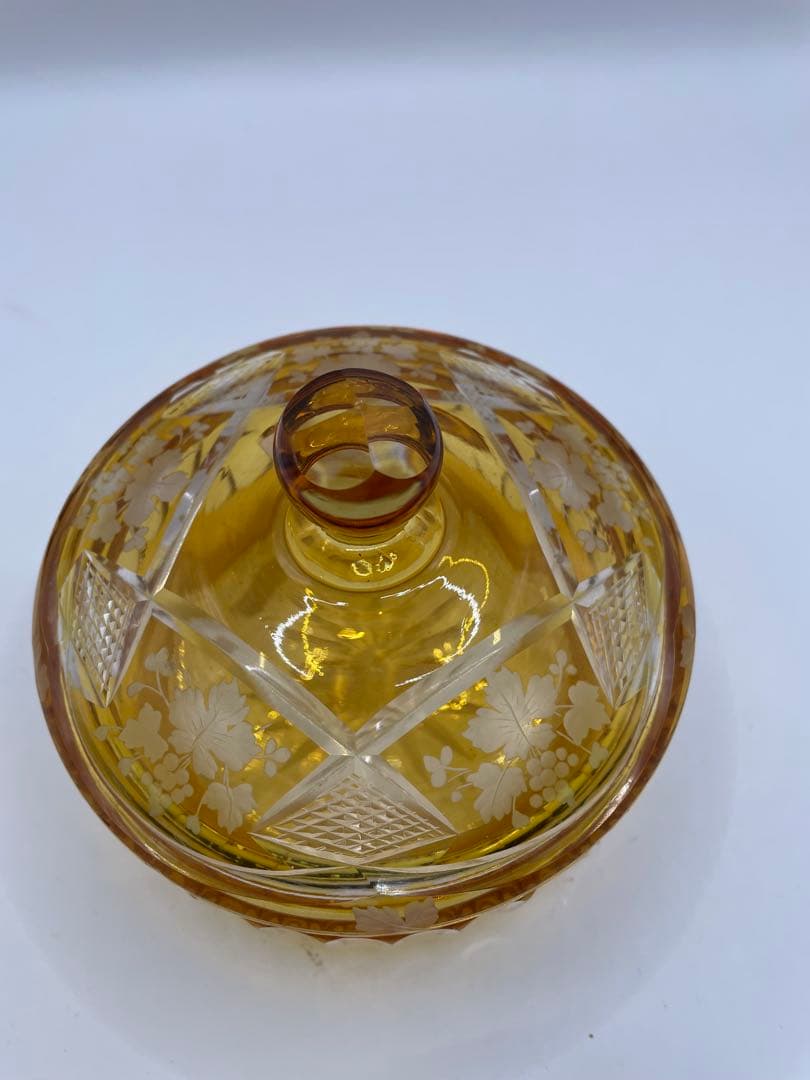 イエローガラス 蓋付き容器 花模様