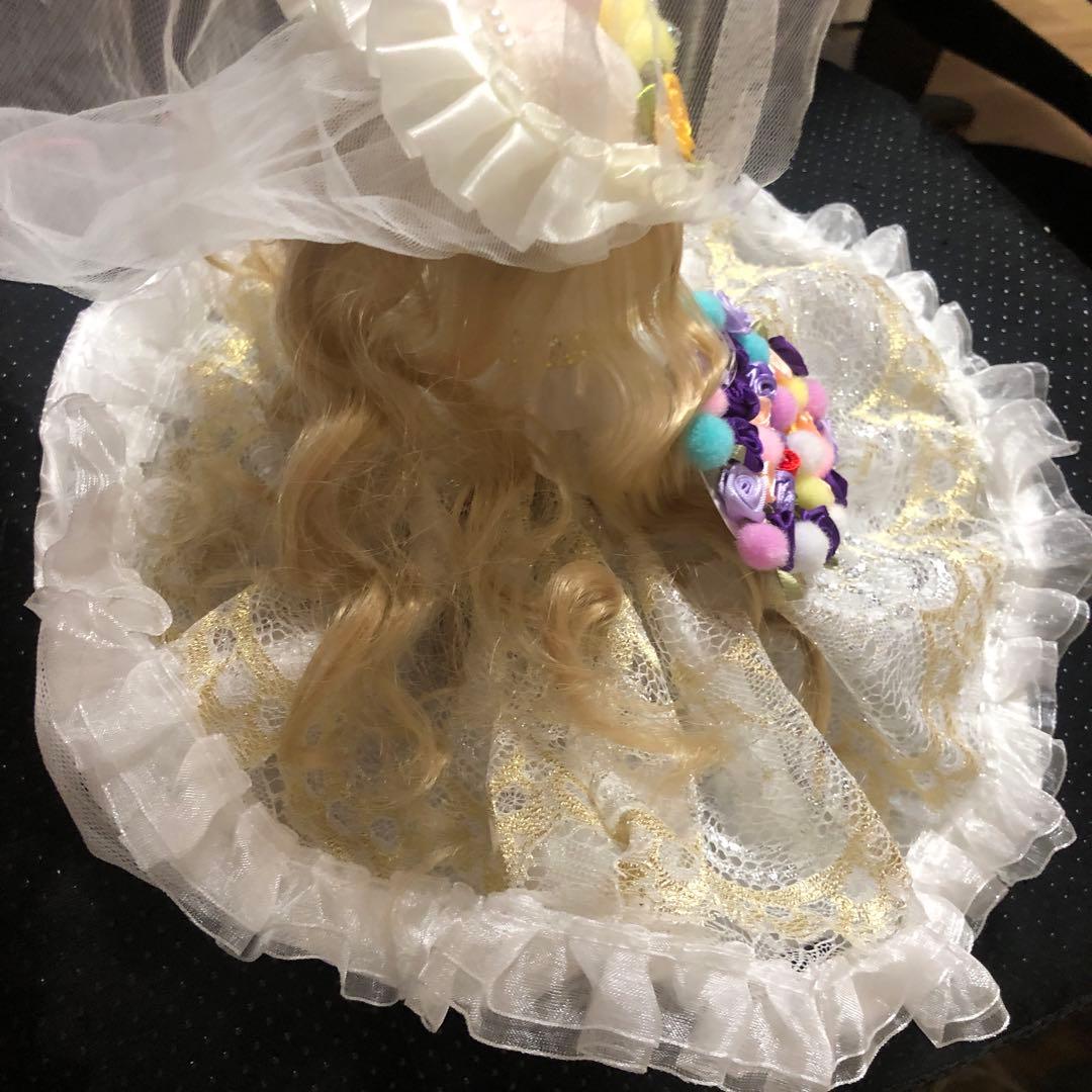 美しいウェディングドレスを着たハローキティ