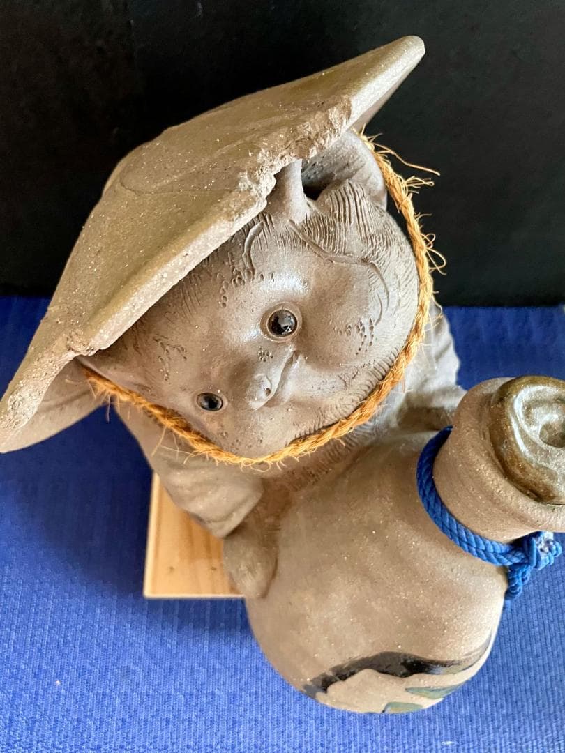 値下げ！【超レア・二六作】狸の酒瓶持ち陶器置物 在落款有 時代物 現品中古