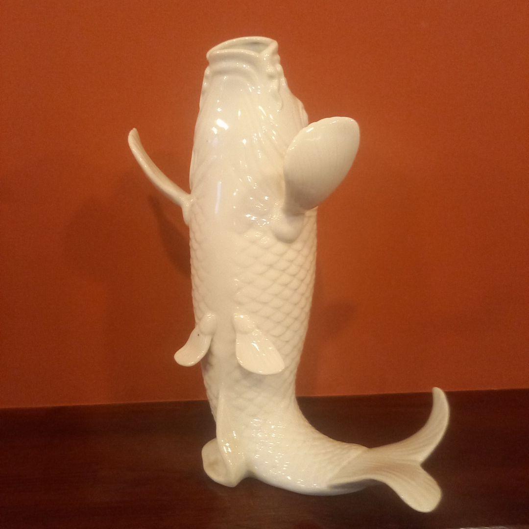白磁 鯉の形状 陶器 花瓶.高さ35センチ！迫力あります！