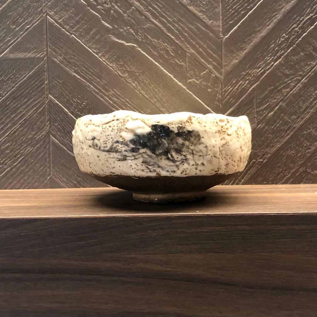 究極の美◾️蔵から白い釉薬がぼこぼこしたかなり凄そうな抹茶茶碗が出て来ました。