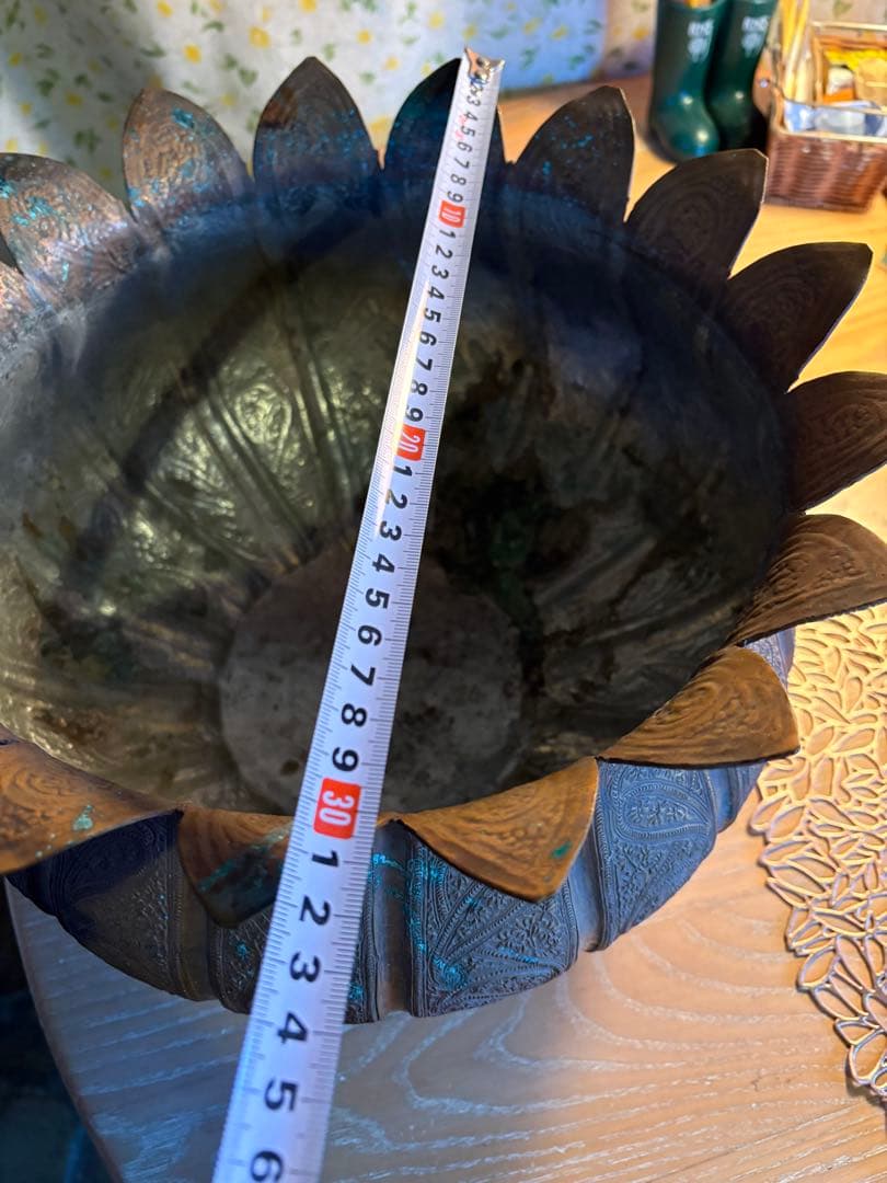 銅製容器、打ち出し模様、パキスタンで購入。