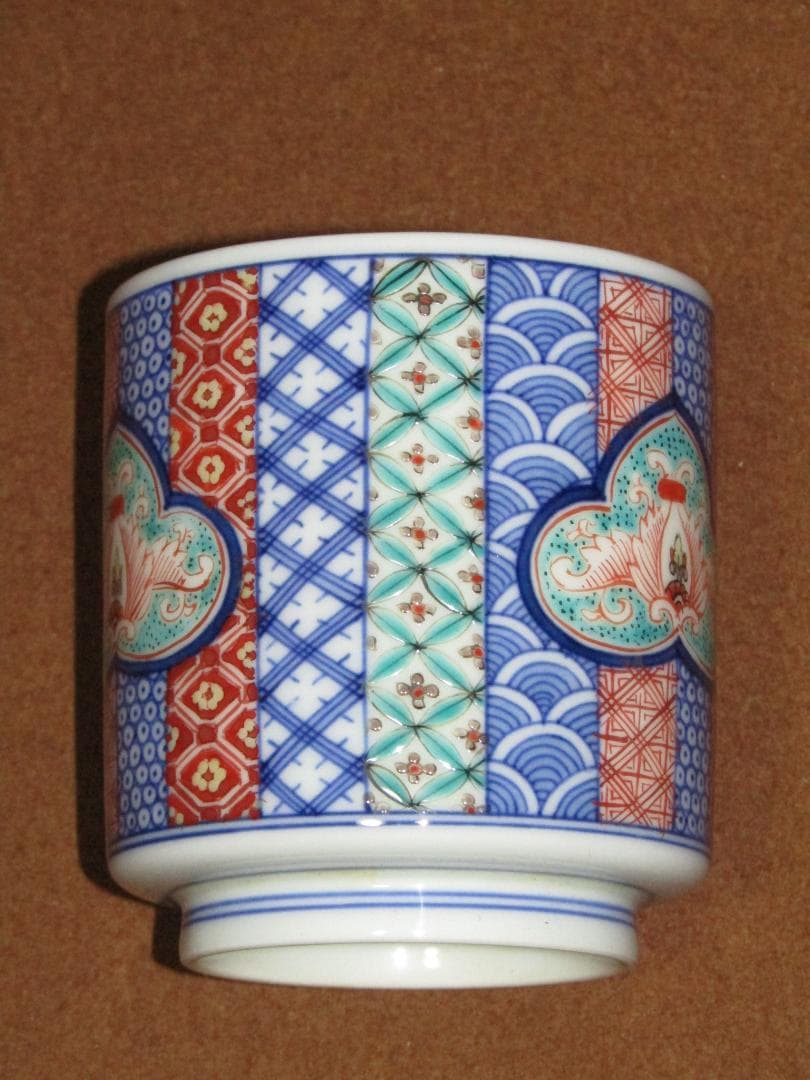 【染錦地紋割画　湯呑　十二代酒井田柿右衛門作】伊万里焼