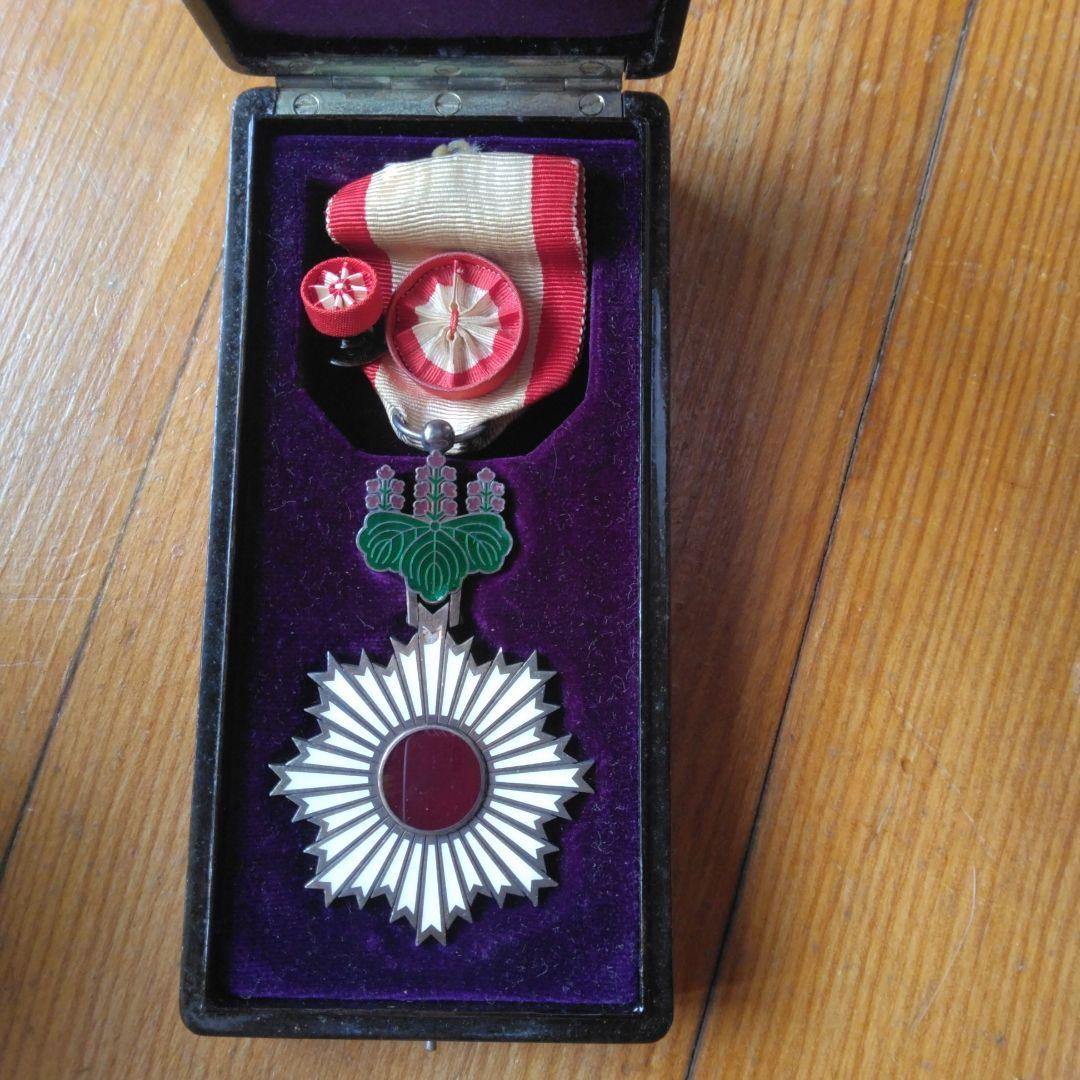 黒色漆製勲章ケース付き