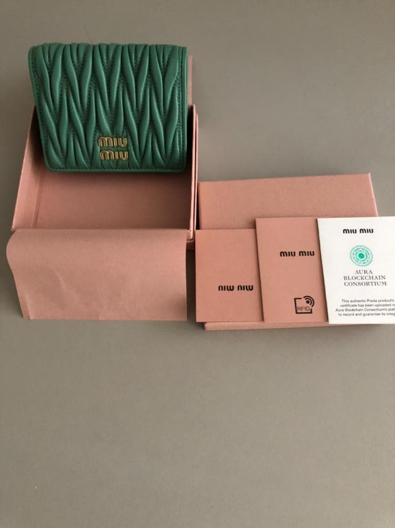 MIUMIU♡マテラッセ折りたたみ財布(グリーン)♡ラスト1点！！！