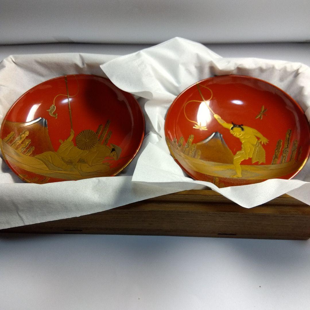 輪島塗　朱塗　時代蒔絵金人物銀富士蒔絵 杯一対　漆芸　共箱　１客の高台にアタリ有
