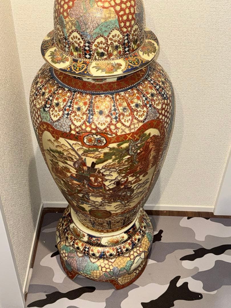 伝統工芸・総手描き古伊万里様式金欄手壺　インテリア装飾用の瓶