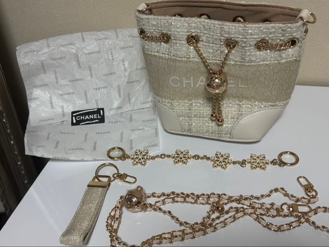 CHANEL シャネルノベルティーバッグゴールドチェーンホワイトラメ