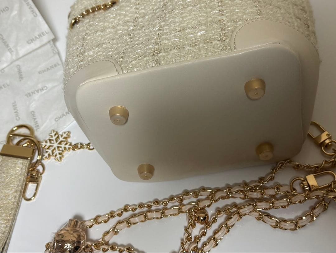 CHANEL シャネルノベルティーバッグゴールドチェーンホワイトラメ