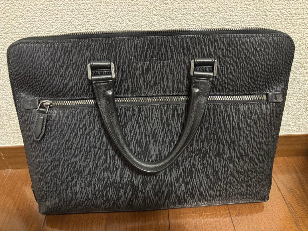 超人気フェラガモ　ビジネスバック