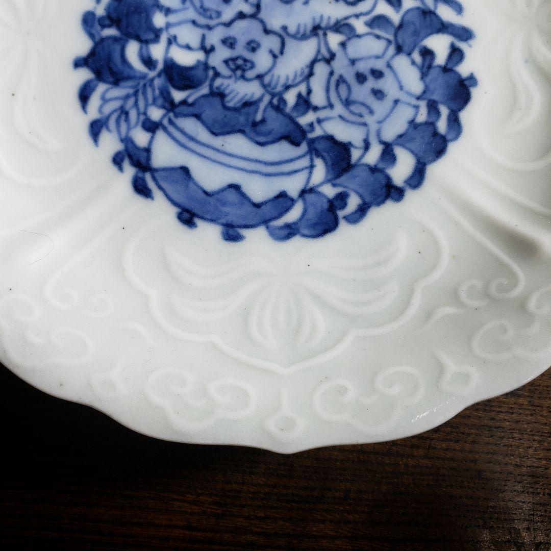 皿　白磁　古伊万里　獅子文様　染付　陽刻縁　牡丹　唐草　明治　大正　ロ号　訳あり